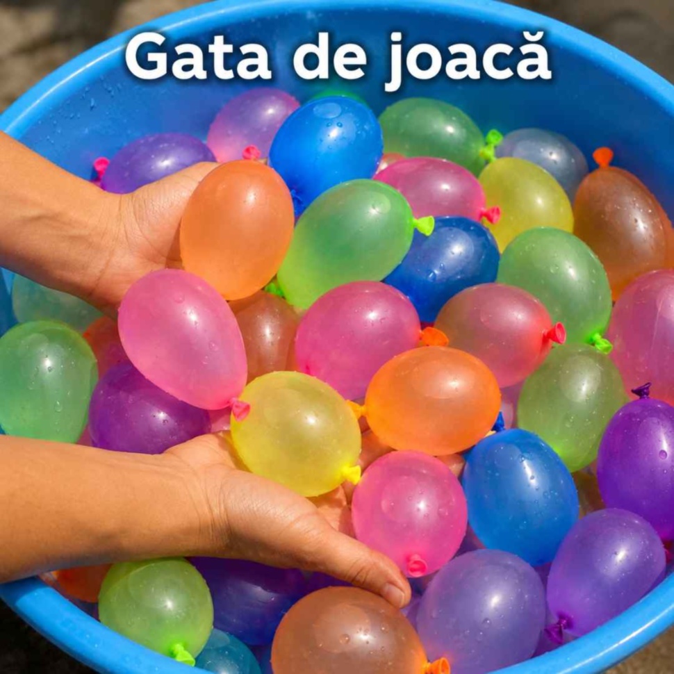Recipient plin cu baloane colorate umplute cu apă și gata de joacă