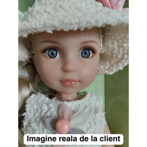Păpușă Elegantă cu Rochie Ombre și Pălărie Texturată – 35 cm