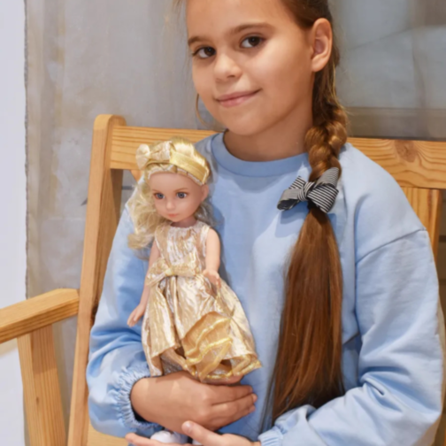 Păpușă Blondă Sennby Baby în Rochie Aurie Elegantă – 35 cm