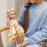 Păpușă Blondă Sennby Baby în Rochie Aurie Elegantă – 35 cm