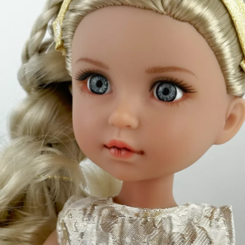 Păpușă Blondă Sennby Baby în Rochie Aurie Elegantă – 35 cm