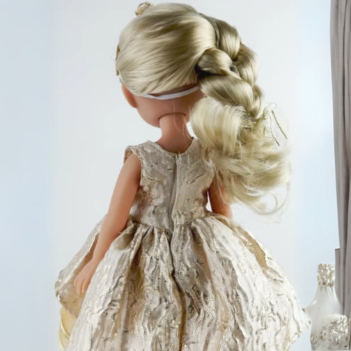 Păpușă Blondă Sennby Baby în Rochie Aurie Elegantă – 35 cm