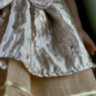 Păpușă Blondă Sennby Baby în Rochie Aurie Elegantă – 35 cm