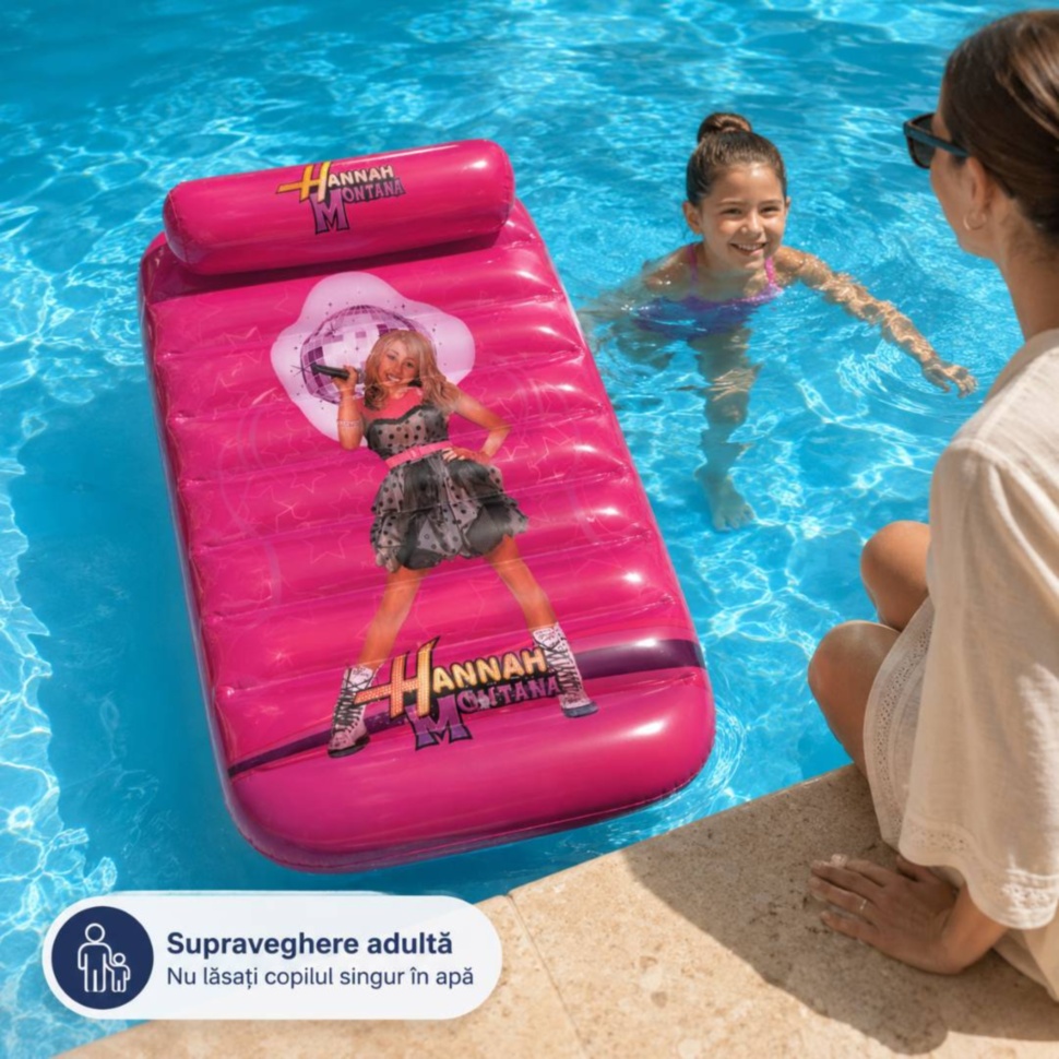 Saltea gonflabilă pentru copii folosită în piscină sub supravegherea adultului