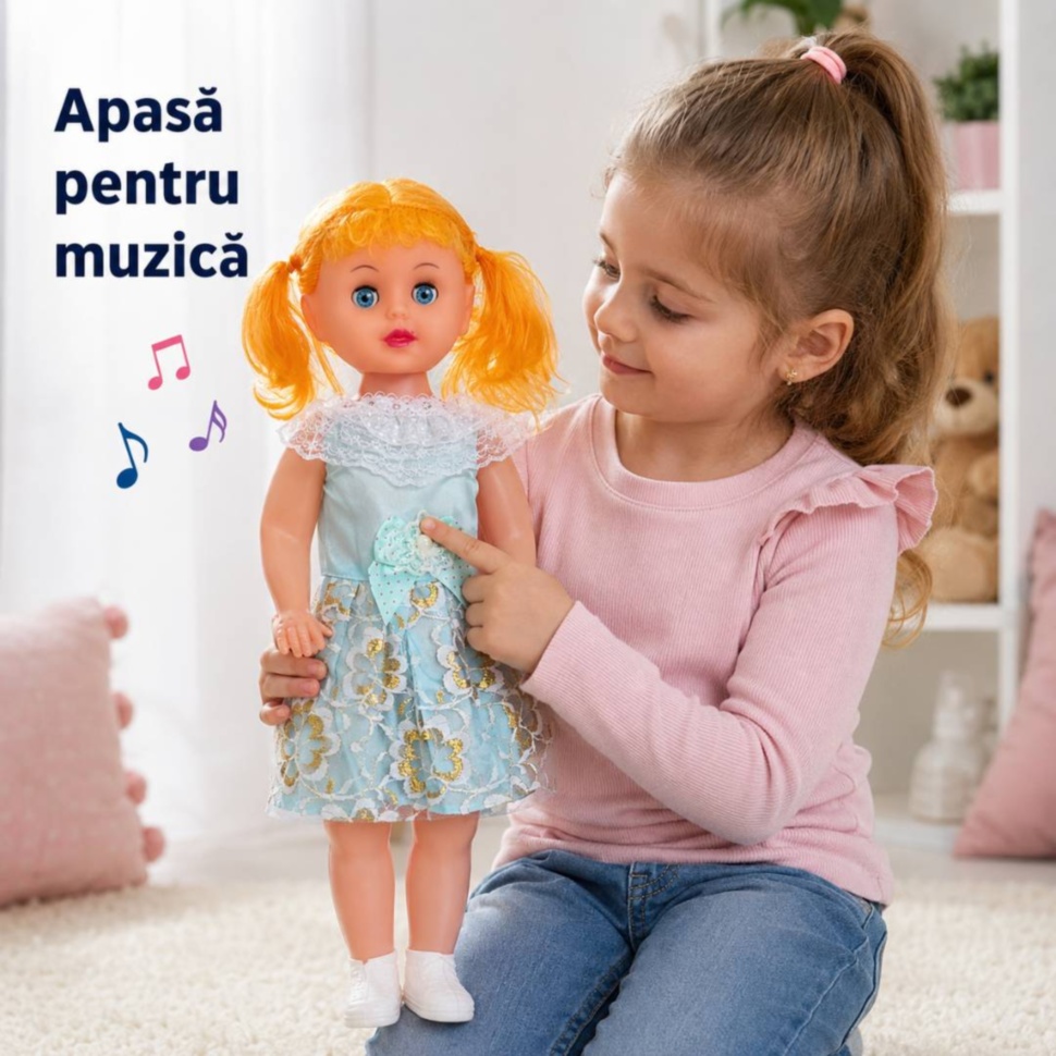 Copil apasă păpușa de 50 cm pentru a porni muzica